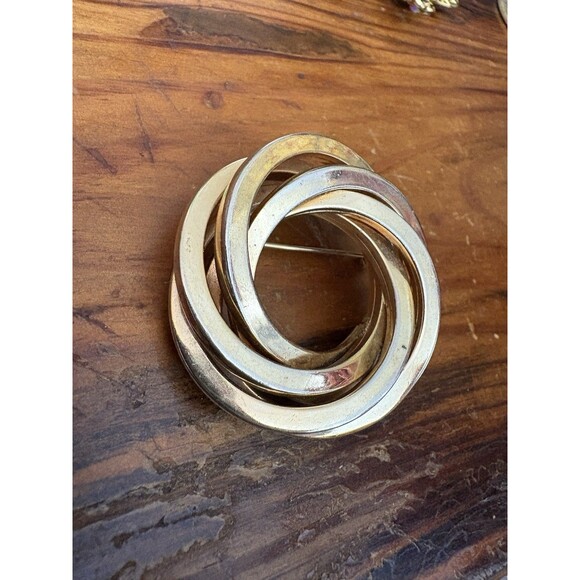 Vintage Intertwined Fancy Gold Tone Metal Circles Pin or Brooch 2” - Picture 2 of 8